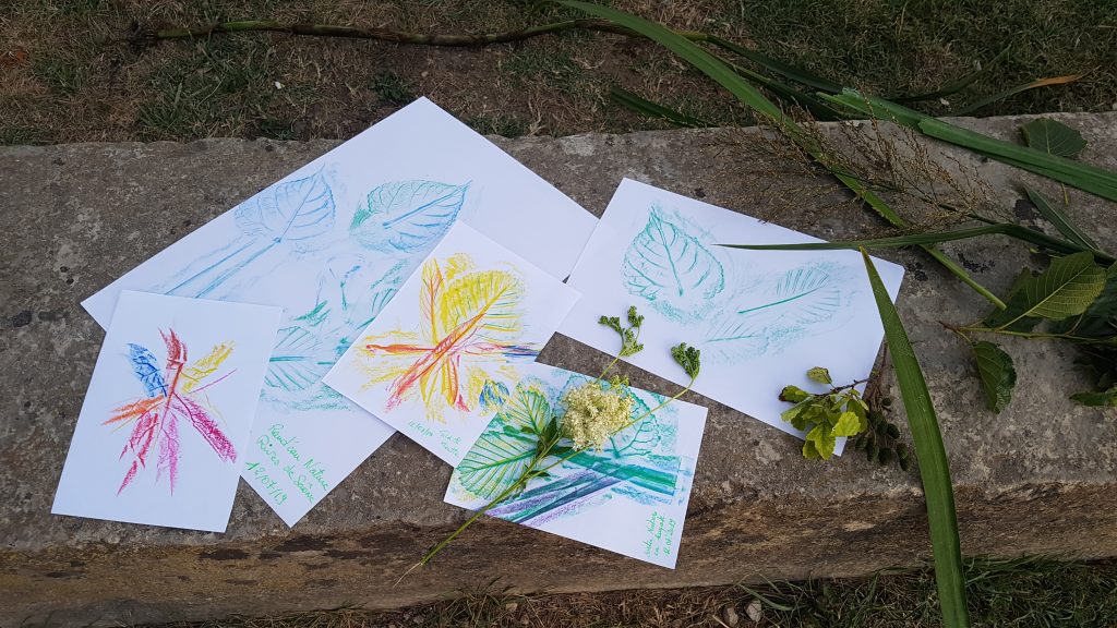 Quelques dessins réalisés avec des feuilles et des crayons de cire reflètent la nature.